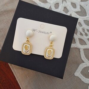 💥SALE💥NEW Delicate Flower Gold & White Dangle Earrings